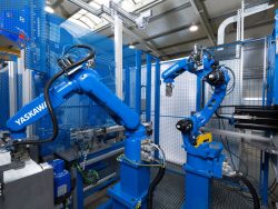 Impianti multi robot gestione scarico automatico macchina di produzione, test-verifica e deposito pezzo finito.